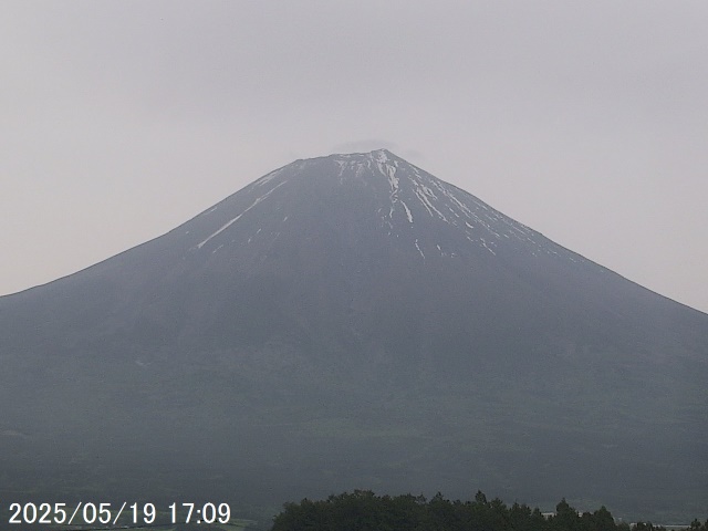 写真：午後5時の富士宮市猪之頭庁舎内からみた富士山の様子